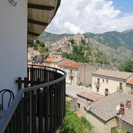 ベッド・アンド・ブレックファスト L'antico Borgo Villalago